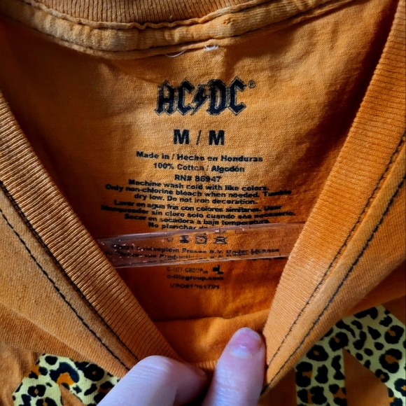 Size medium cropped AC/DC two-tone leopard font tee - Picture 2 of 3